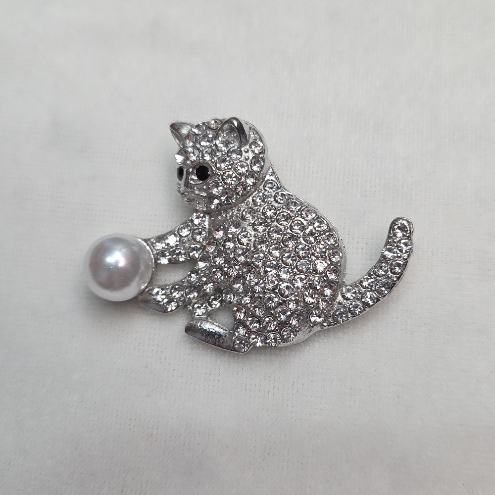 Women's Silver Cat With Ball Pearl Brooch Retro Style Pin Rhinestones Elegant - Picture 2 of 5